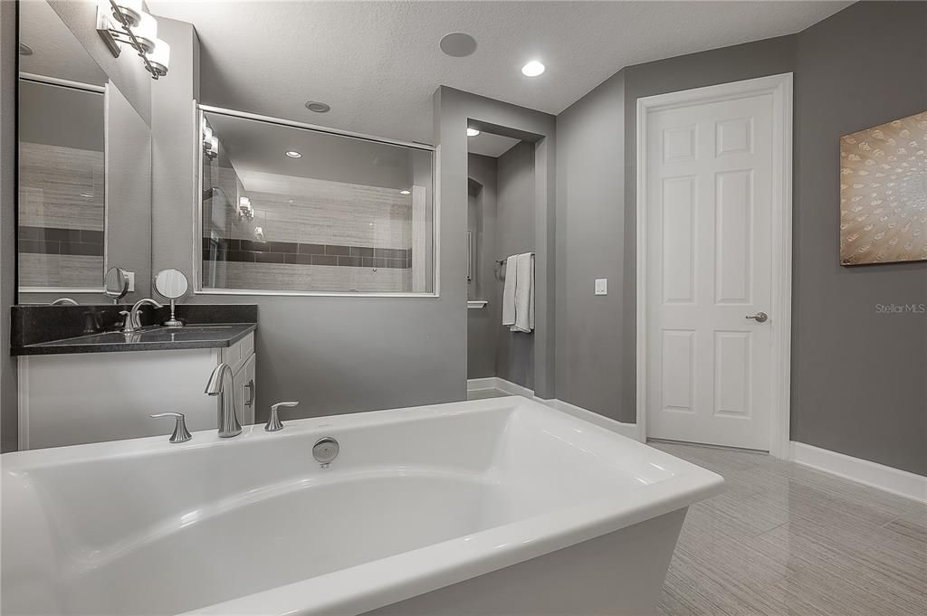 For Sale: $895,000 (5 beds, 4 baths, 3895 Square Feet)