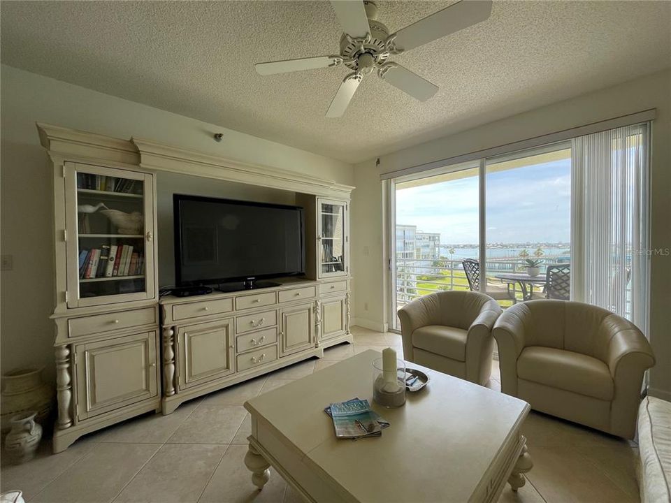 En Venta: $449,000 (2 camas, 2 baños, 1200 Pies cuadrados)