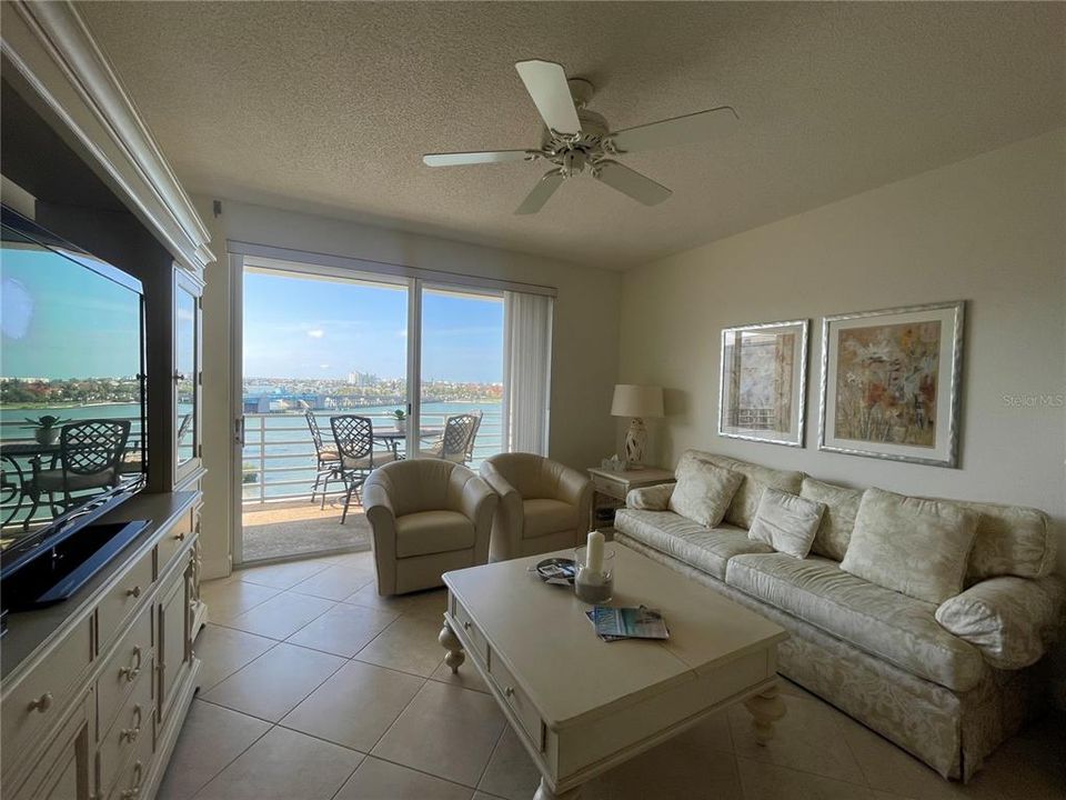 En Venta: $449,000 (2 camas, 2 baños, 1200 Pies cuadrados)