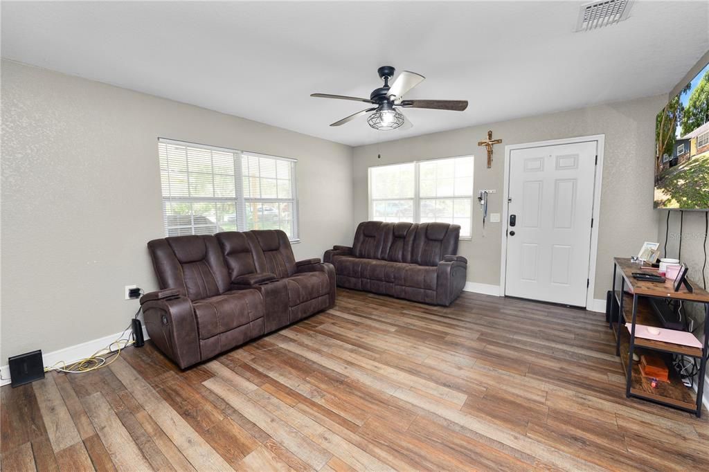 For Sale: $249,000 (3 beds, 1 baths, 1100 Square Feet)