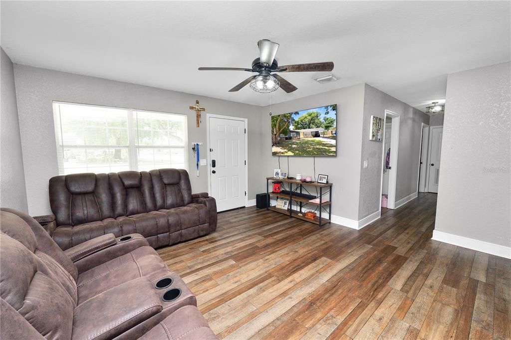 For Sale: $249,000 (3 beds, 1 baths, 1100 Square Feet)