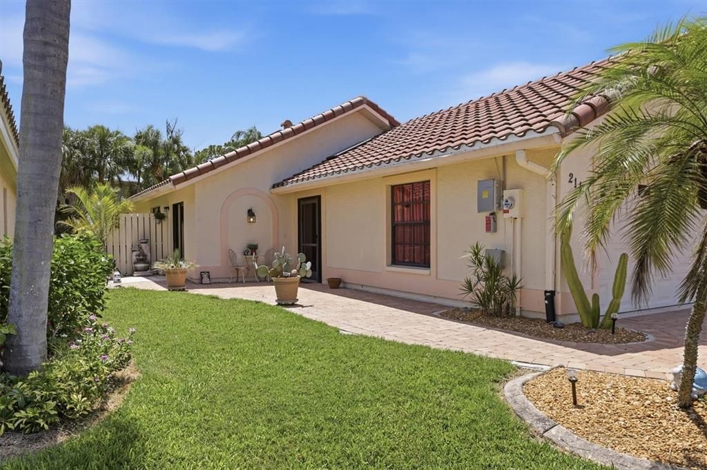 Activo con contrato: $349,900 (2 camas, 2 baños, 1239 Pies cuadrados)