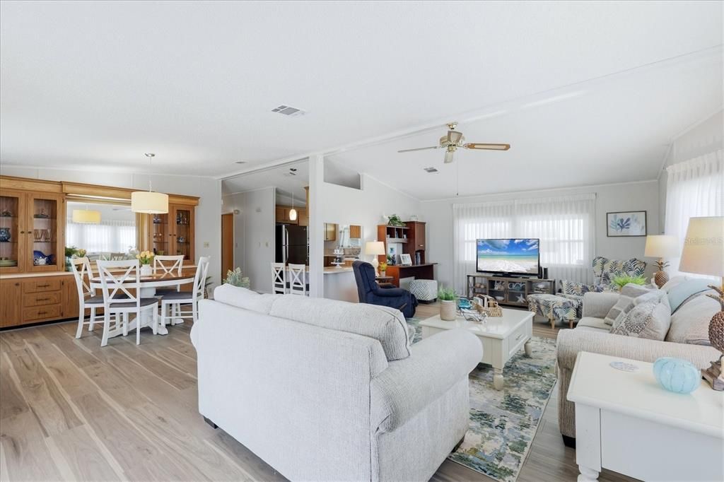 На продажу: $189,000 (2 спален, 2 ванн, 1352 Квадратных фут)