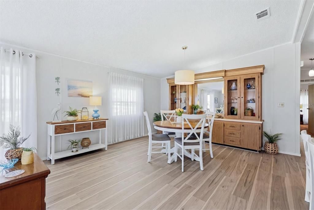 На продажу: $189,000 (2 спален, 2 ванн, 1352 Квадратных фут)
