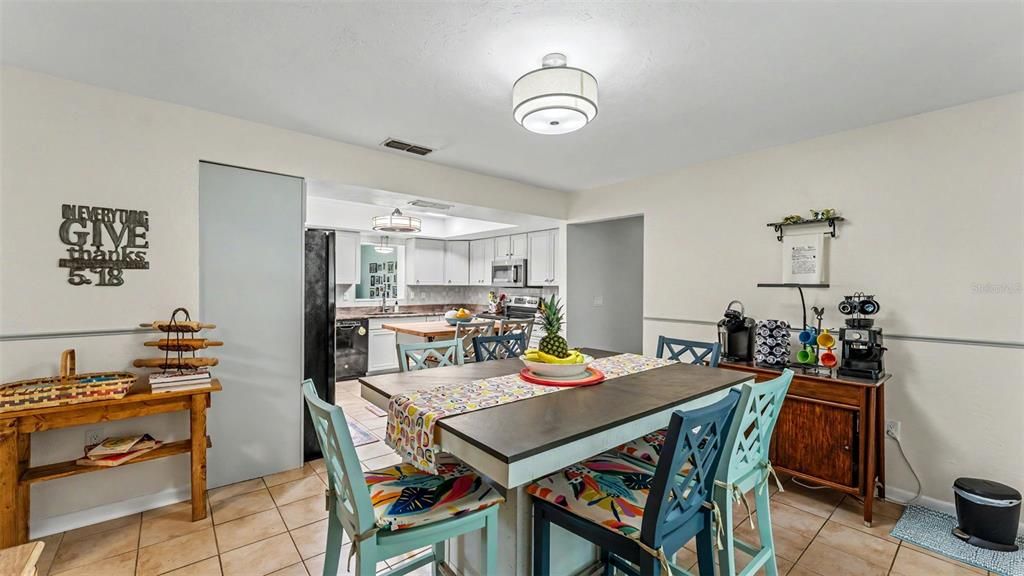 En Venta: $419,900 (4 camas, 2 baños, 2163 Pies cuadrados)