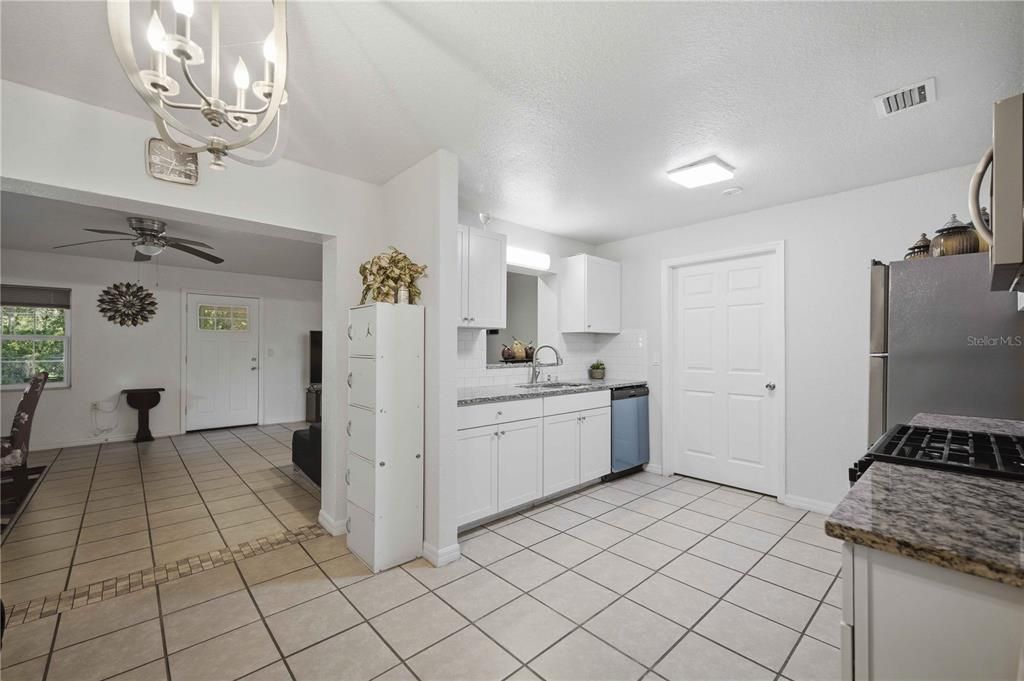 For Sale: $250,000 (3 beds, 2 baths, 1408 Square Feet)