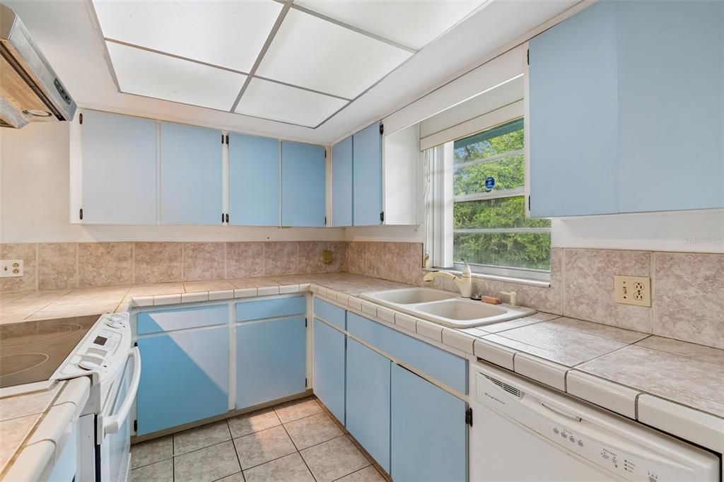 Active With Contract: $295,900 (3 beds, 2 baths, 1375 Square Feet)