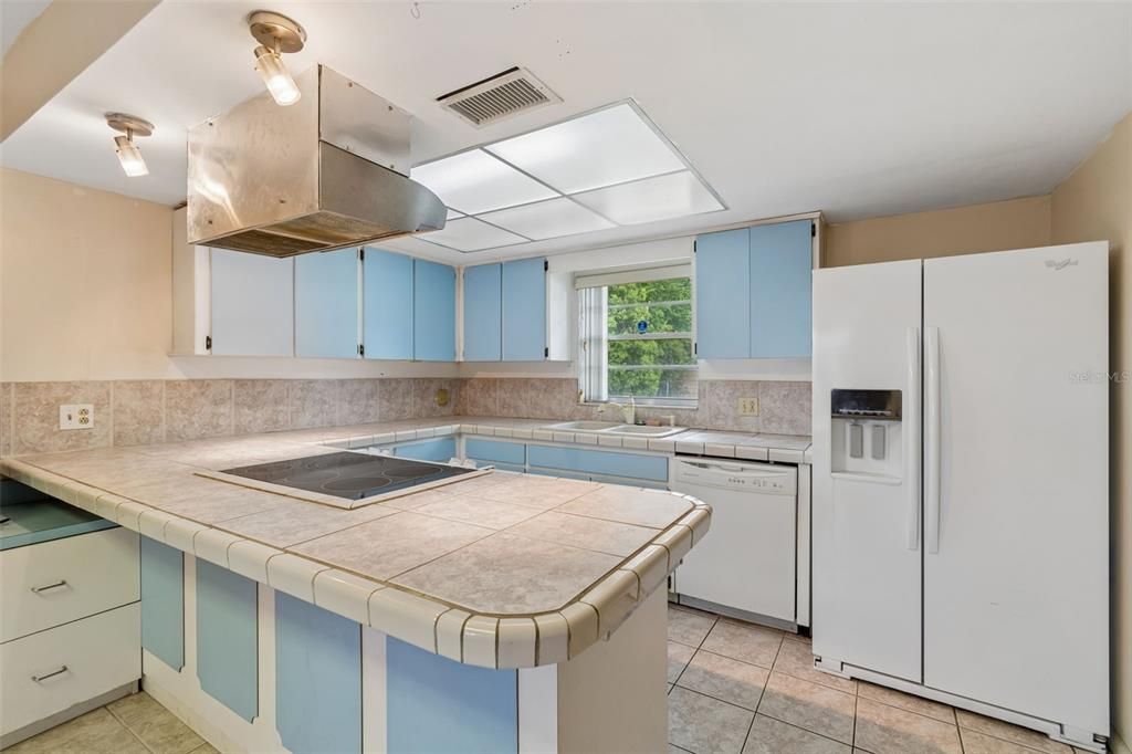 Active With Contract: $295,900 (3 beds, 2 baths, 1375 Square Feet)