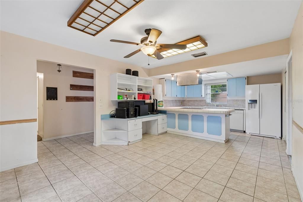 Active With Contract: $295,900 (3 beds, 2 baths, 1375 Square Feet)
