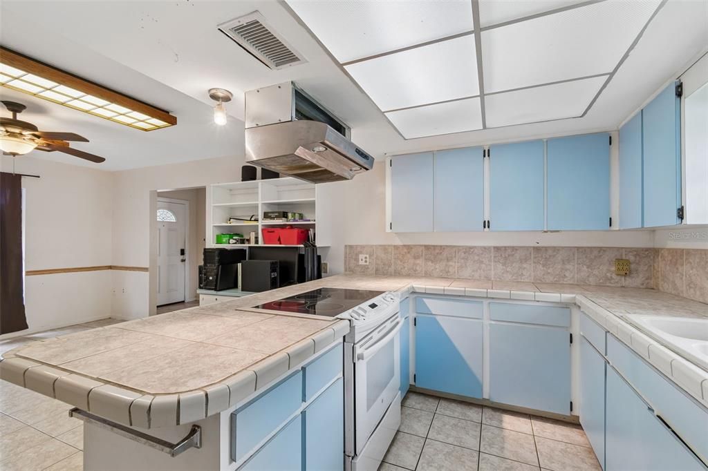 Active With Contract: $295,900 (3 beds, 2 baths, 1375 Square Feet)