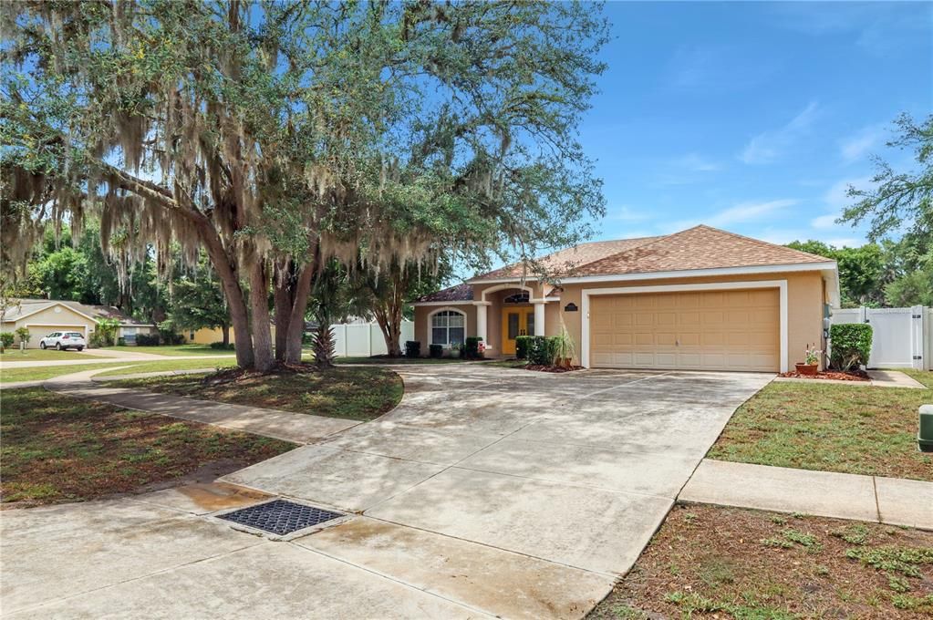 For Sale: $449,900 (3 beds, 2 baths, 1979 Square Feet)