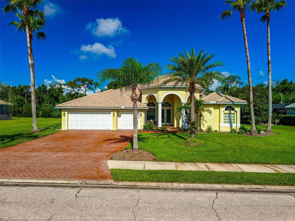 En Venta: $759,900 (4 camas, 3 baños, 3027 Pies cuadrados)