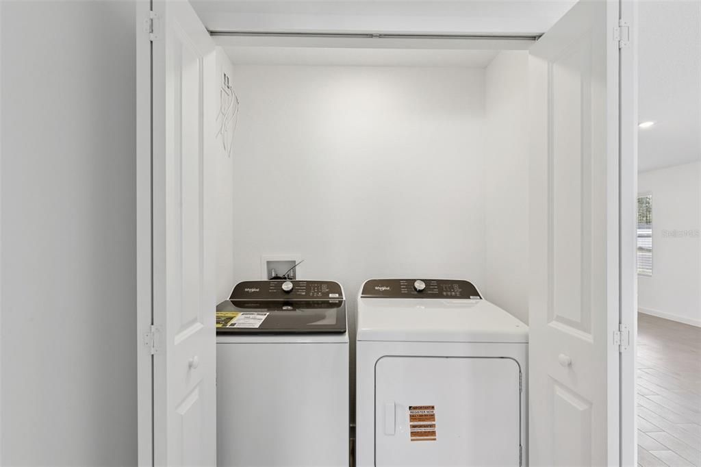 На продажу: $309,990 (4 спален, 2 ванн, 1607 Квадратных фут)