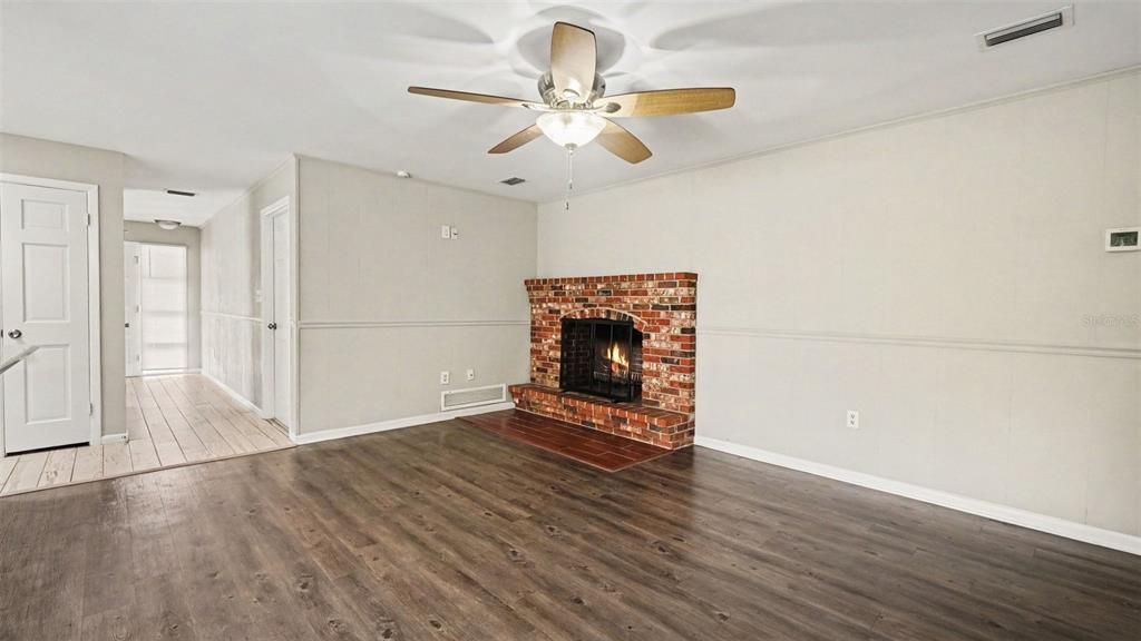 For Sale: $299,900 (4 beds, 2 baths, 1928 Square Feet)