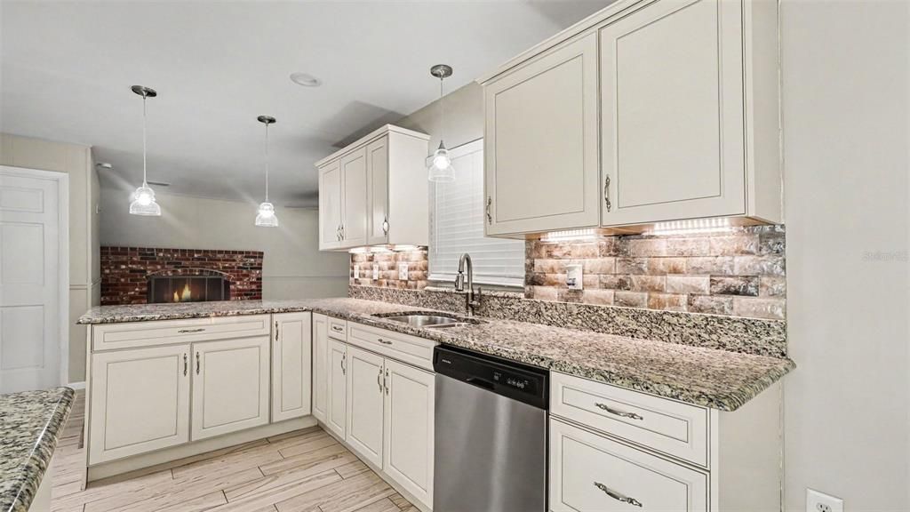 For Sale: $299,900 (4 beds, 2 baths, 1928 Square Feet)