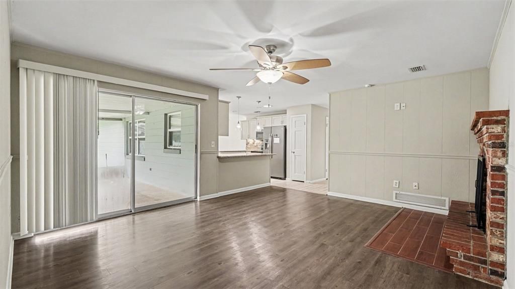 For Sale: $299,900 (4 beds, 2 baths, 1928 Square Feet)