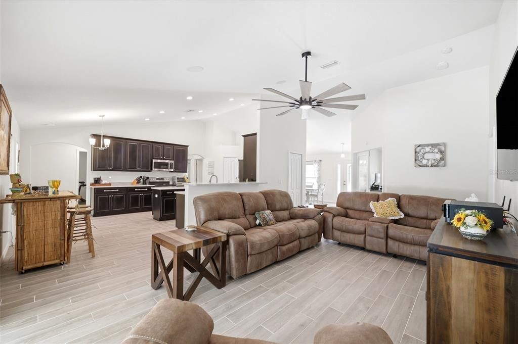 En Venta: $599,900 (4 camas, 3 baños, 2355 Pies cuadrados)