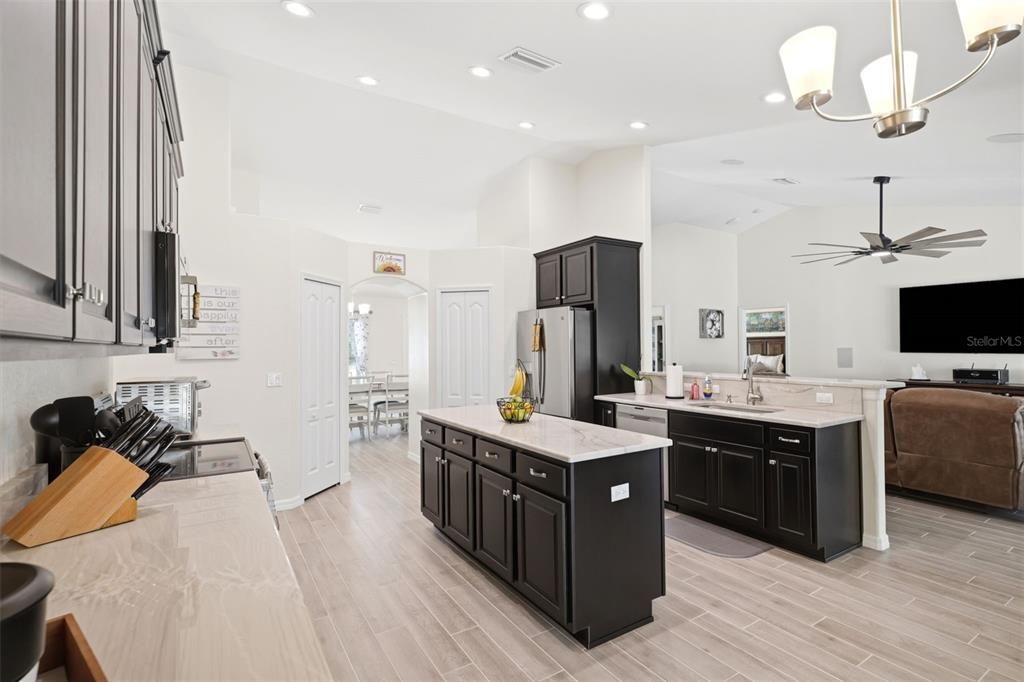 En Venta: $599,900 (4 camas, 3 baños, 2355 Pies cuadrados)