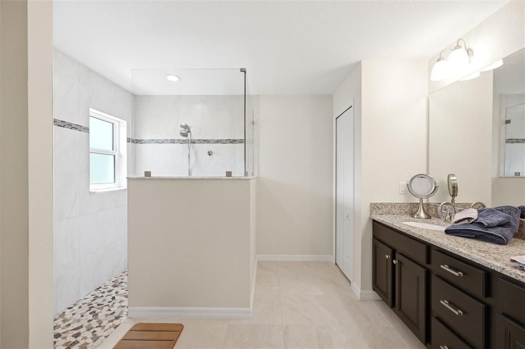 En Venta: $599,900 (4 camas, 3 baños, 2355 Pies cuadrados)