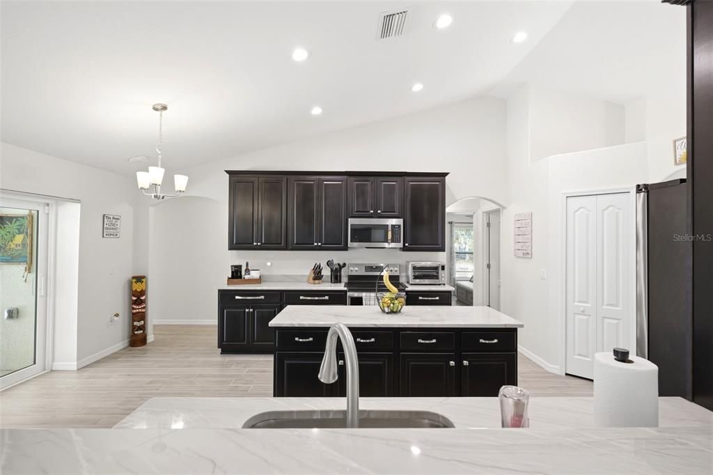 En Venta: $599,900 (4 camas, 3 baños, 2355 Pies cuadrados)