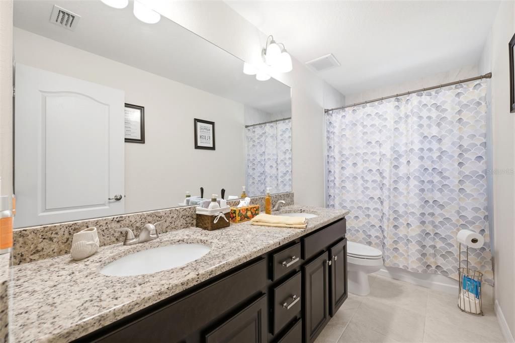 En Venta: $599,900 (4 camas, 3 baños, 2355 Pies cuadrados)