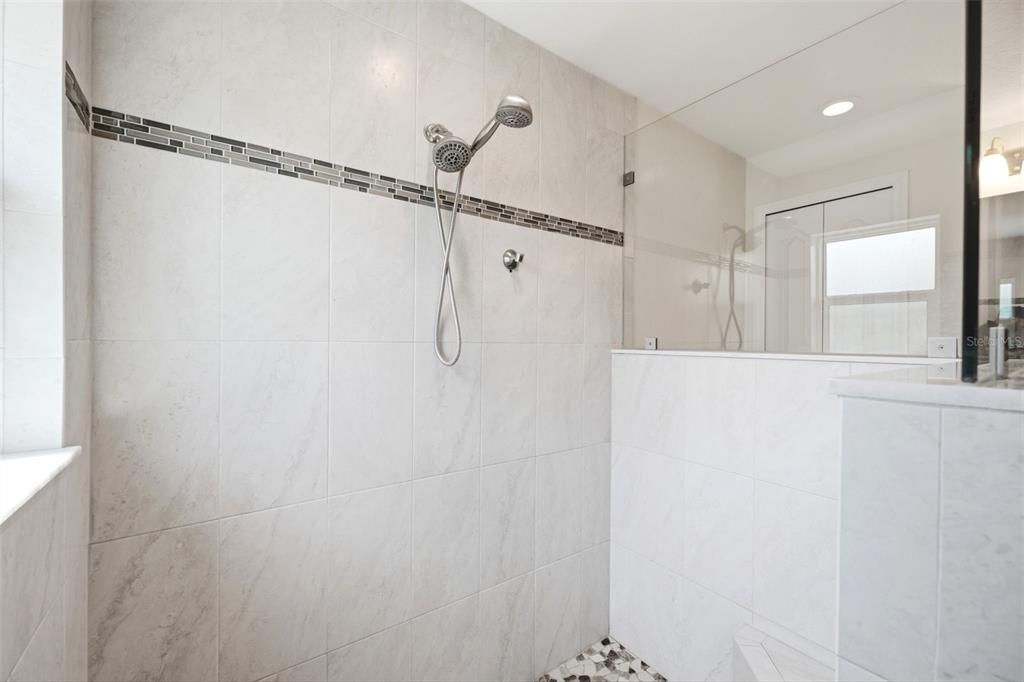 En Venta: $599,900 (4 camas, 3 baños, 2355 Pies cuadrados)