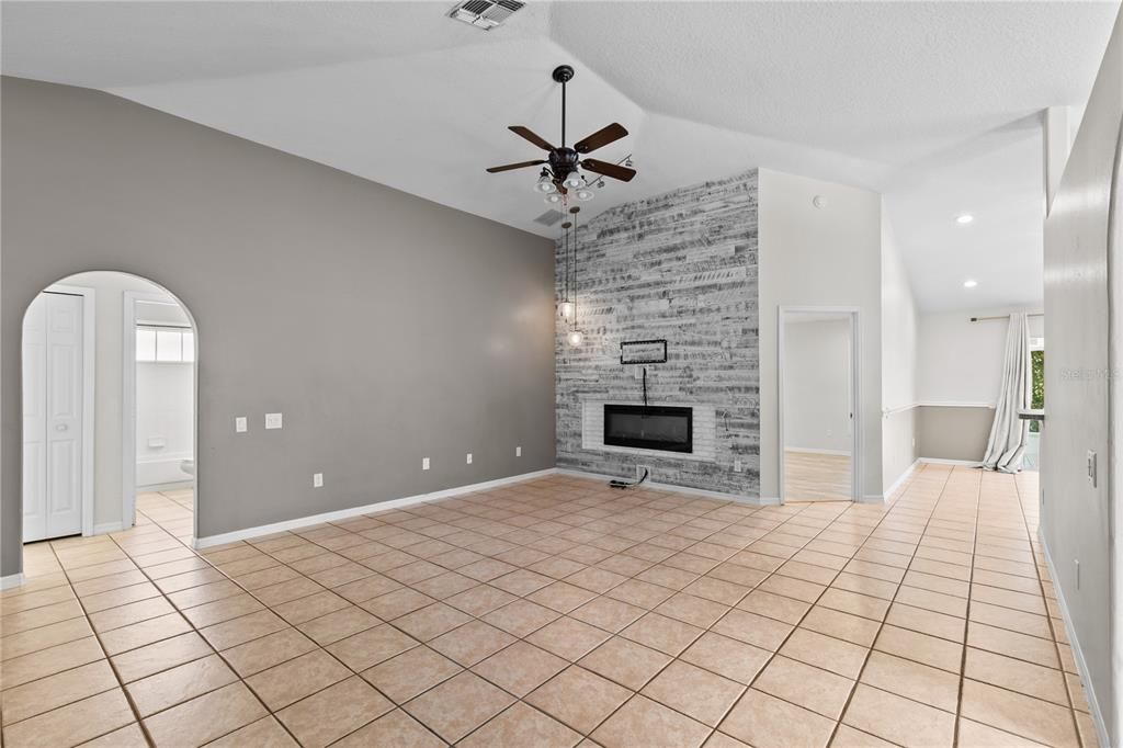 For Sale: $425,000 (3 beds, 2 baths, 1599 Square Feet)