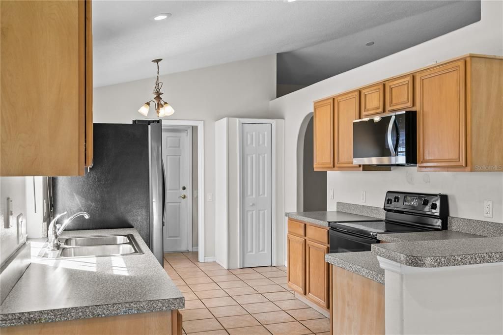 For Sale: $425,000 (3 beds, 2 baths, 1599 Square Feet)
