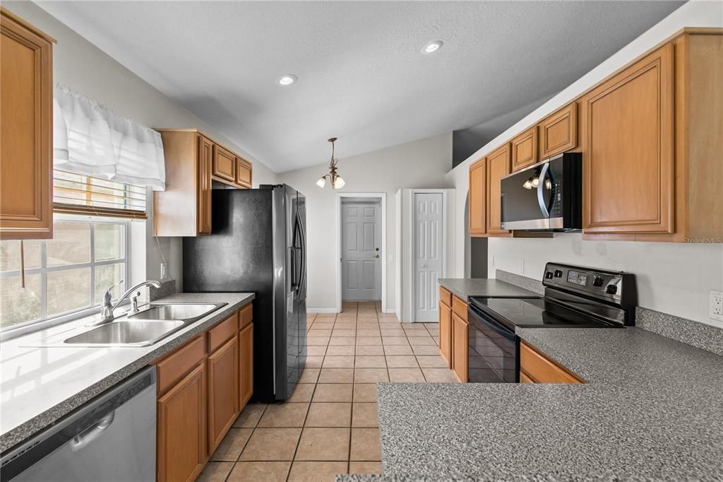 For Sale: $425,000 (3 beds, 2 baths, 1599 Square Feet)