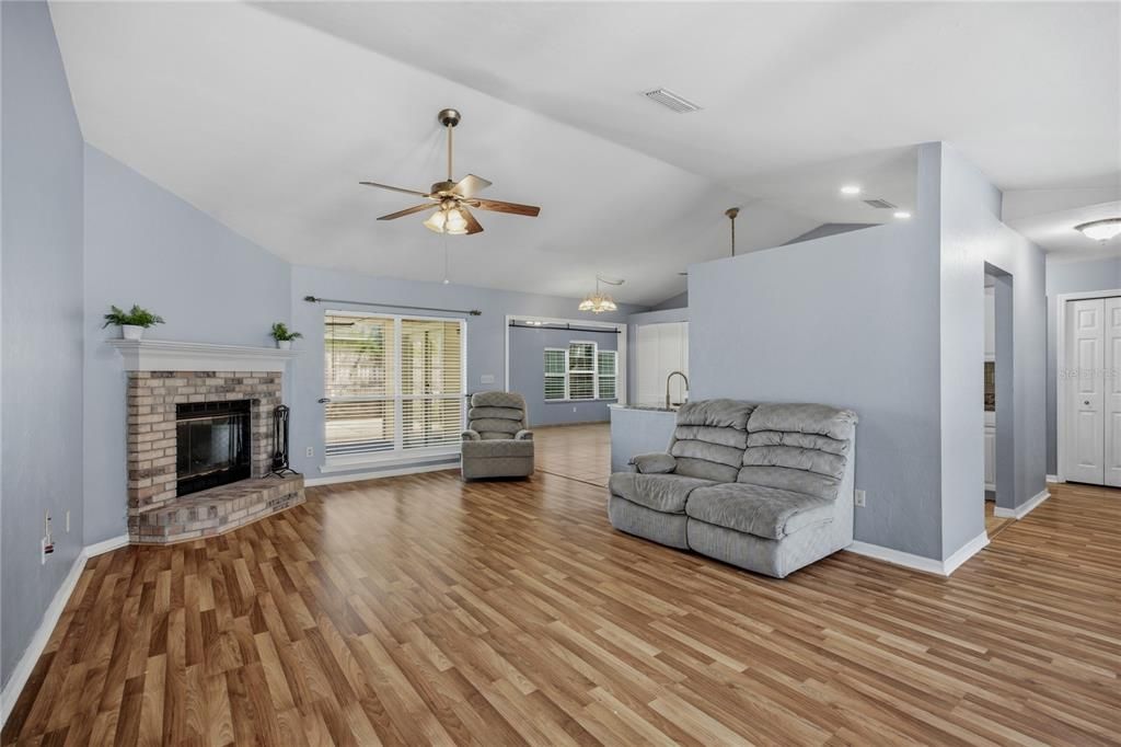 For Sale: $340,000 (3 beds, 2 baths, 1983 Square Feet)