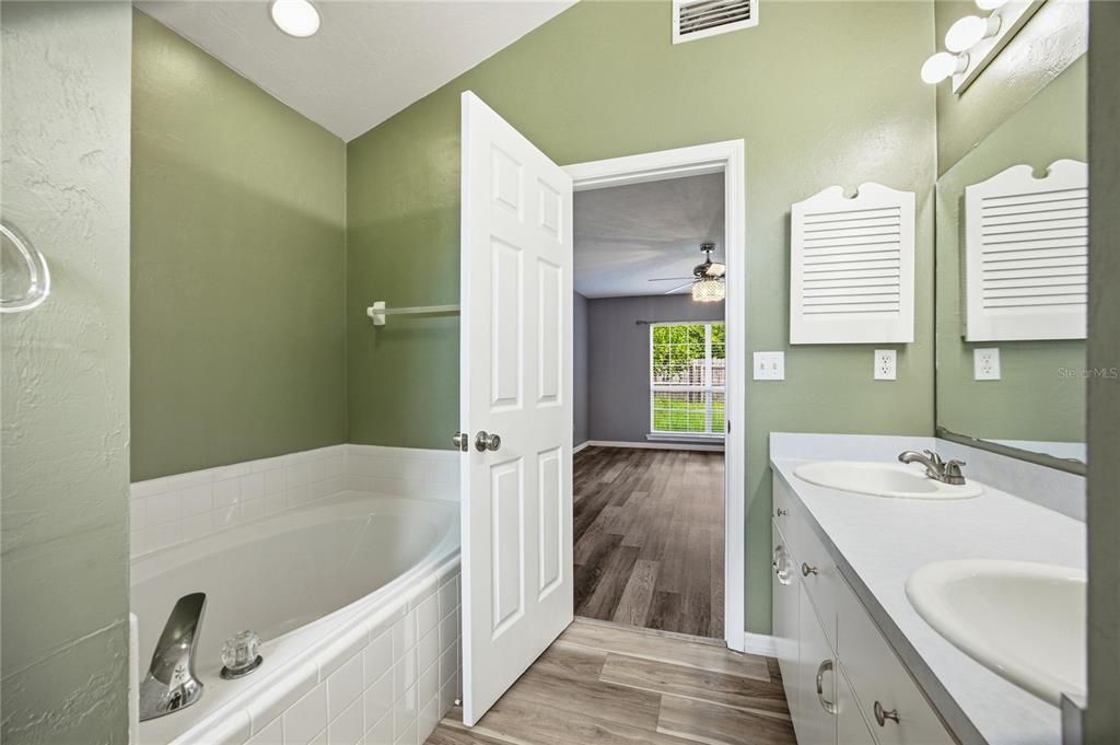 For Sale: $340,000 (3 beds, 2 baths, 1983 Square Feet)