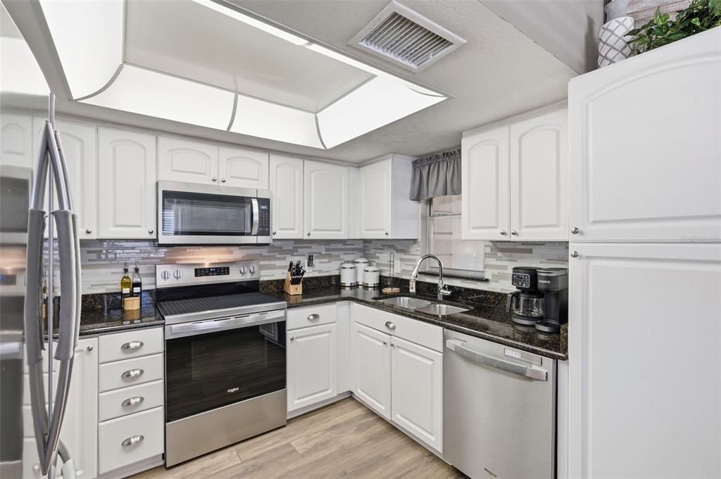 На продажу: $369,900 (3 спален, 2 ванн, 1118 Квадратных фут)