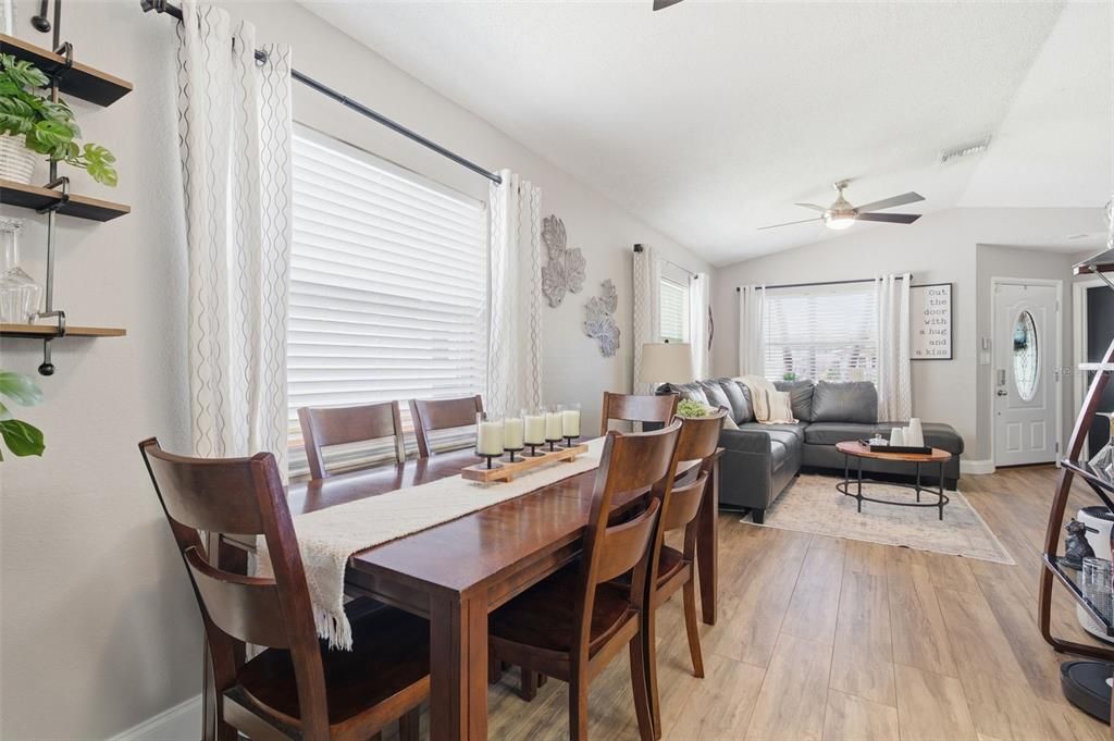 На продажу: $369,900 (3 спален, 2 ванн, 1118 Квадратных фут)