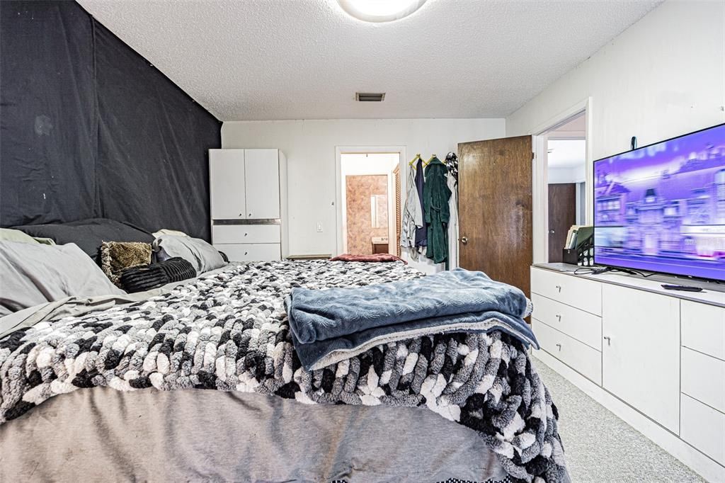 For Sale: $375,000 (4 beds, 2 baths, 1820 Square Feet)