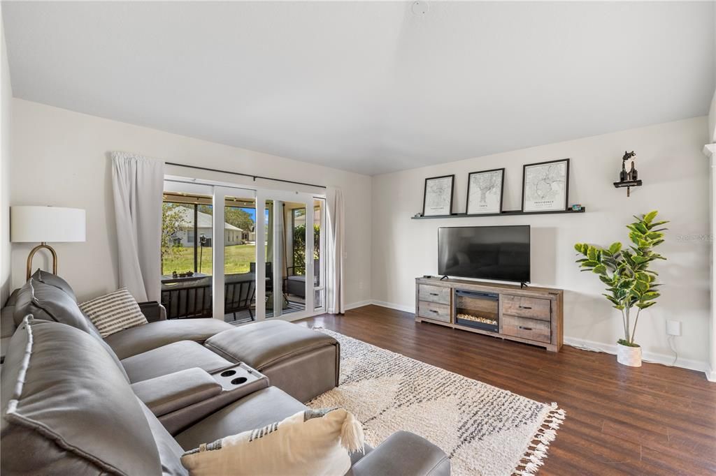 For Sale: $350,000 (4 beds, 2 baths, 1956 Square Feet)