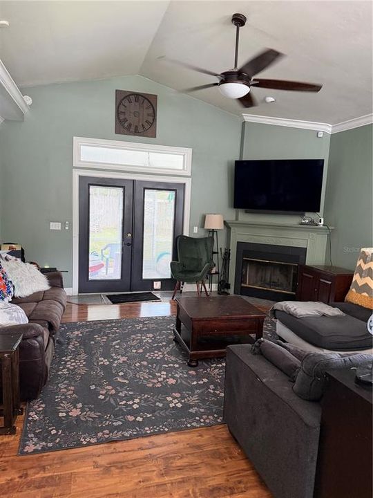 For Rent: $2,600 (3 beds, 2 baths, 1677 Square Feet)