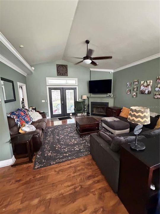 For Rent: $2,600 (3 beds, 2 baths, 1677 Square Feet)