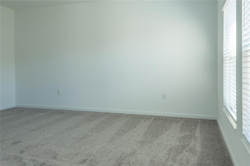 For Rent: $2,350 (4 beds, 2 baths, 1939 Square Feet)