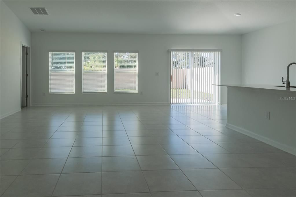 For Rent: $2,350 (4 beds, 2 baths, 1939 Square Feet)
