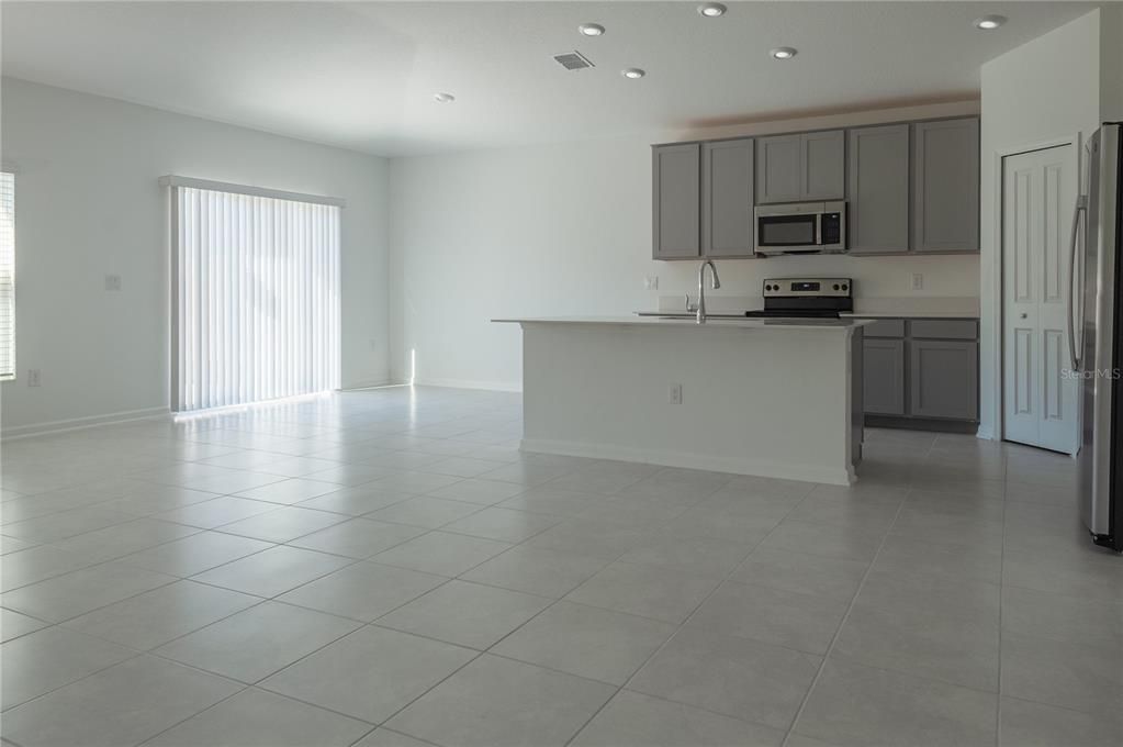 For Rent: $2,350 (4 beds, 2 baths, 1939 Square Feet)