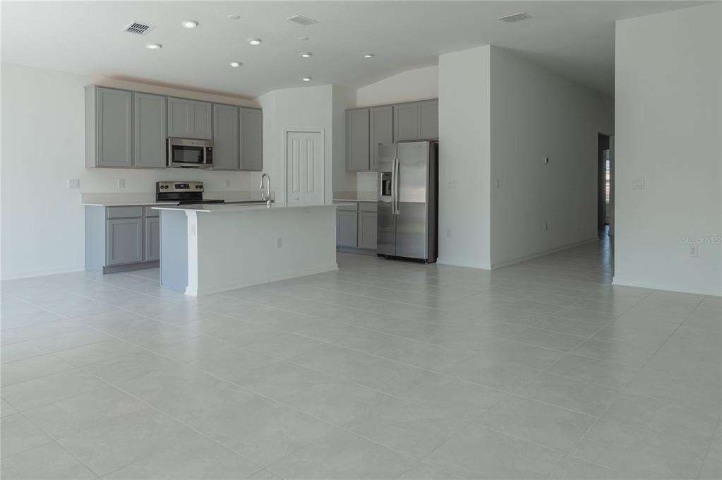 For Rent: $2,350 (4 beds, 2 baths, 1939 Square Feet)