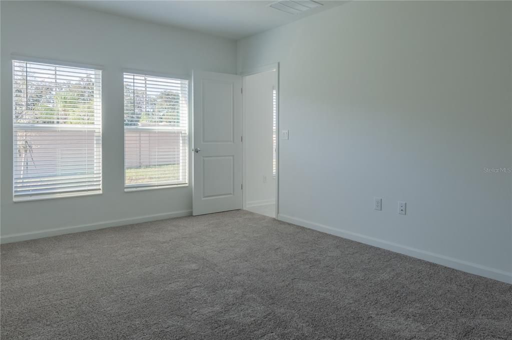 For Rent: $2,350 (4 beds, 2 baths, 1939 Square Feet)