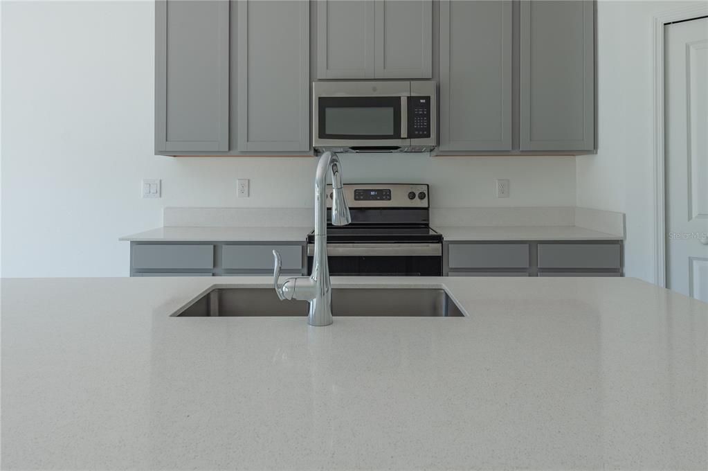 For Rent: $2,350 (4 beds, 2 baths, 1939 Square Feet)
