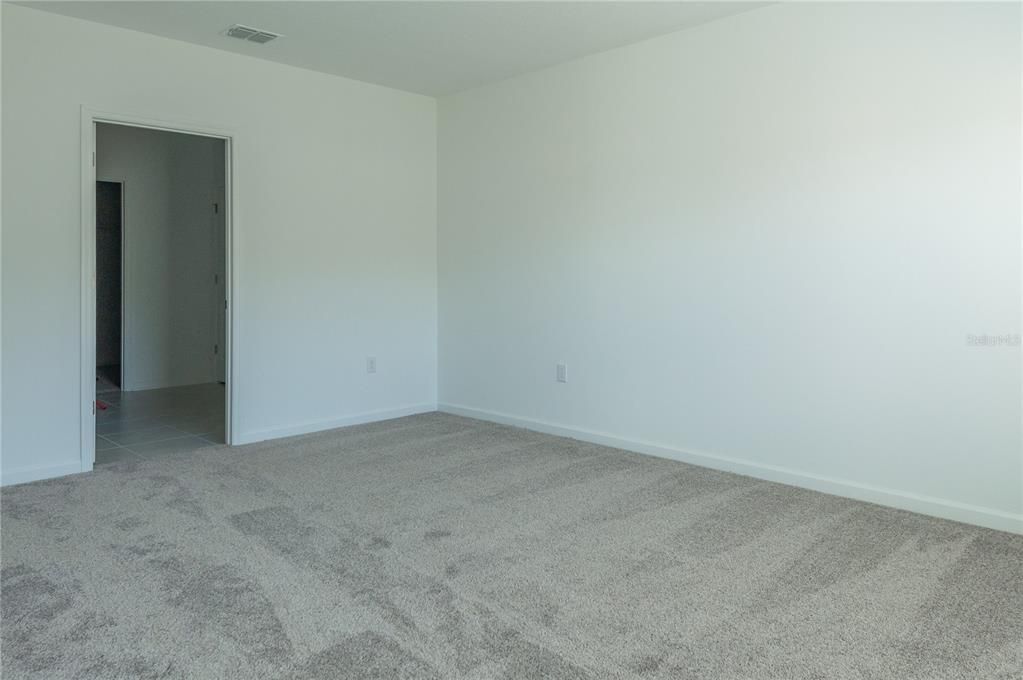 For Rent: $2,350 (4 beds, 2 baths, 1939 Square Feet)