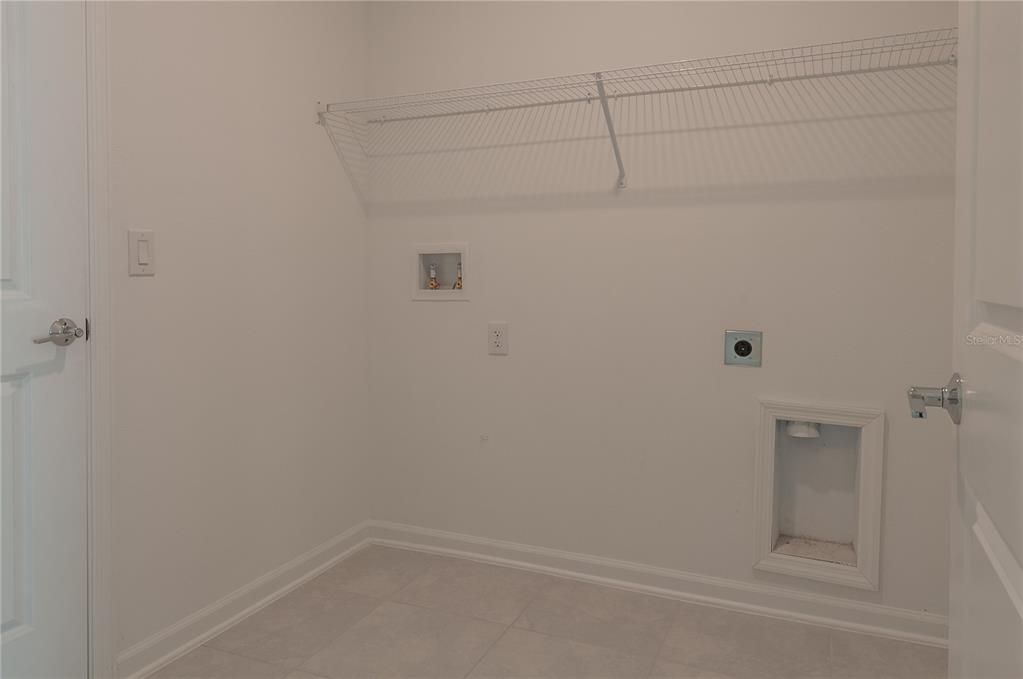 For Rent: $2,350 (4 beds, 2 baths, 1939 Square Feet)