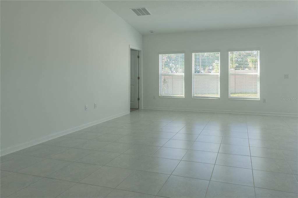 For Rent: $2,350 (4 beds, 2 baths, 1939 Square Feet)