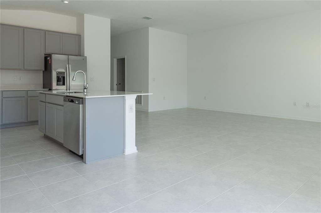 For Rent: $2,350 (4 beds, 2 baths, 1939 Square Feet)