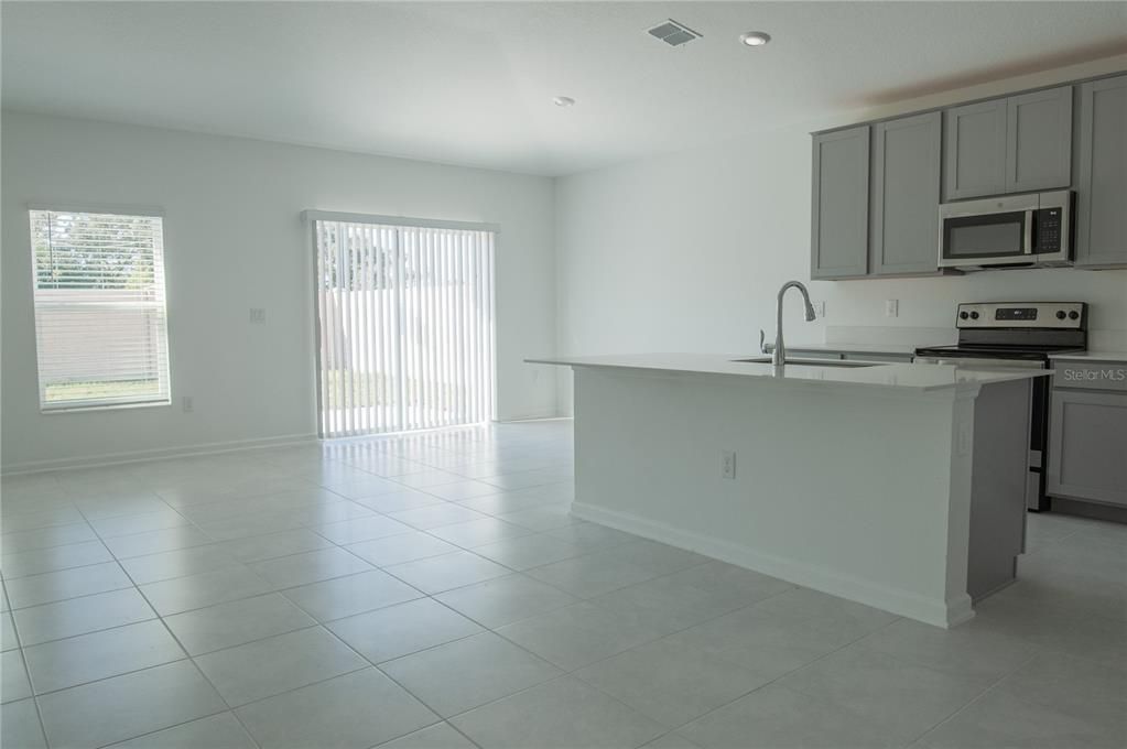 For Rent: $2,350 (4 beds, 2 baths, 1939 Square Feet)