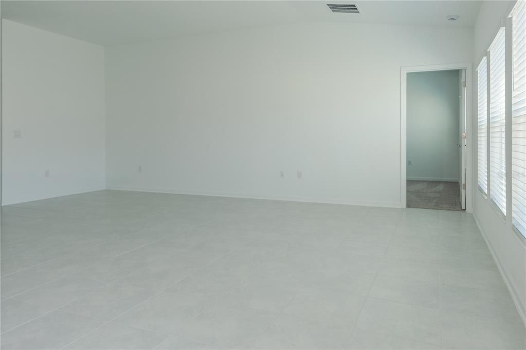 For Rent: $2,350 (4 beds, 2 baths, 1939 Square Feet)