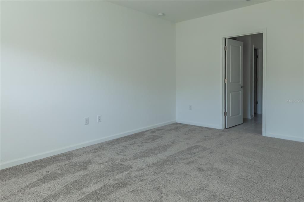 For Rent: $2,350 (4 beds, 2 baths, 1939 Square Feet)